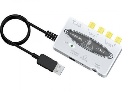 Внешний звуковой USB-интерфейс BEHRINGER UCG102 для подключения электрогитары к компьютеру