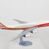 Пассажирский авиалайнер "Боинг 747-8" 1/144