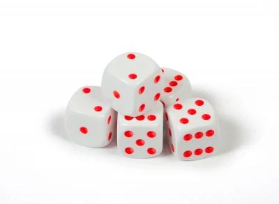 Набор из 5 кубиков D6, 10 мм, белый с красными точками в блистере