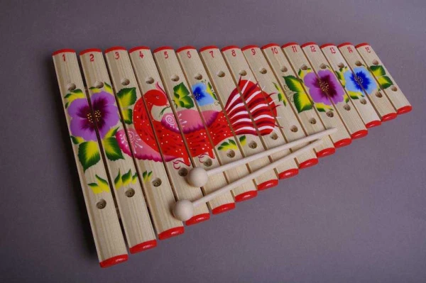 Ксилофон диатонический Ля мажор художественная роспись Мастерская Сереброва К1-КС-06 (15 пластин, на низком резонаторе, ель)